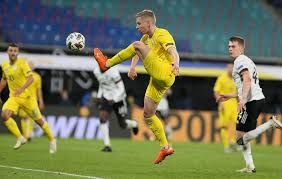 Официальное сообщество о футболисте сборной украины и манчестер сити александре зинченко. Zinchenko V Nyneshnej Sbornoj Ukrainy Horoshij Splav Molodosti I Opyta Futbol Xsport Ua