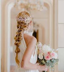 I fiori freschi tra i capelli sono un dettaglio immancabile negli hairstyle primaverili. Acconciature Capelli Lunghi 2020 Le Piu Belle Da Replicare