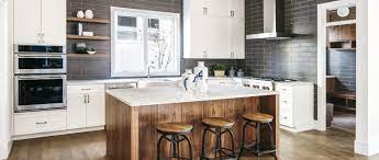 White shaker cabinets with copper/rose gold hardware, white subway shaker white kitchen cabinet hardware idea by alyssa rosenheck. 35 Kitchen Cabinet Hardware Ideas For Every Design Style