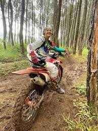 View daily, weekly or monthly format back to trillium therapeutics inc. Cantik Tapi Garang Ini 6 Potret Artis Perempuan Naik Motor Trail