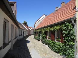 Die Lange Strasse In Der Altstadt Uberzeugt Vor Allem Durch Instagramigkeit Mit Ihren Niedrigen Handwerkerhauschen Vermittelt Sie Mit Bildern Altstadt Hoyerswerda Gebaude