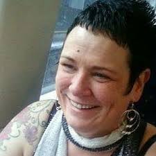 Mulher é investigada após publicar no Facebook que gostaria de jogar ovo em  premiê britânico