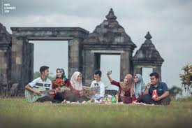 Album buku kenangan sekolah terdiri dari sejumlah halaman sesuai dengan isi dan tema. Buku Tahunan Sekolah Yogyakarta