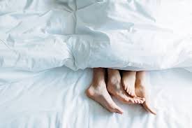 Ich liege auf erics bett. Abgeschnittenes Bild Von Freund Und Freundin Die Unter Decke Im Bett Liegen Lizenzfreies Foto Und Stockbild
