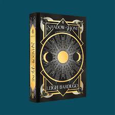 Netflix fantasy series shadow and bone stars jessie mei li, ben barnes and archie renaux. Shadow And Bone The Collector S Edition Shadow And Bone Trilogy Amazon De Bardugo Leigh Fremdsprachige Bucher