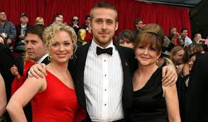Ryan gosling was born in london and lived in cornwall before he moved to burlington where he attended lester b. Wer Ist Mandi Gosling Ryan Goslings Schwester Hier Ist Alles Was Sie Wissen Mussen