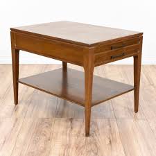 This Mersman End Table Is Featured In A Solid Wood With A Glossy Walnut Finish This Mid Century Modern Mid Century Modern Side Table Modern End Tables Table