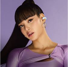 LISA luce impresionante en la nueva foto de su campaña Bose Ultra Open  Earbuds! LISA