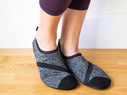 womens minimalist athleisure shoes