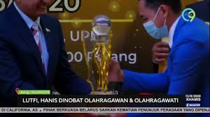Kepada peminat drama bersiri melayu yang sering menghiasi kaca televisyen, nampaknya anda akan ada ketagihan baru apabila drama bersiri baru berjudul dia isteri luar biasa akan memulakan tayangan pada hari ini di tv3. Video Upm Universiti Putra Malaysia
