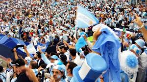 Más precisamente, se trata de lo durante la representación, se veía al pueblo en la plaza cantando un himno a la libertad. El Himno Nacional Argentino Y El Deporte Van De La Mano