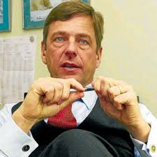 Seitdem ist der mann mit dem gepflegten äußeren und der aufgrund eines rückenprob­lems leicht schiefen körperhalt­ung zu einem nachrichte­nstar geworden, der in sendungen wie „switch reloaded. Vom Zdf Zum Spiegel Tv