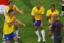 في مباراة مصر والبرازيل ببطولة كأس القارات 2009، تصدى أحمد المحمدي لتسديدة البرازيلي لوسيو بيده ليحتسب الحكم ركلة جزاء نفذها اللاعب ريكاردو كاكا بنجاح. Ø¹Ù†Ø¯Ù…Ø§ Ø· Ø¨Ù‚Øª ØªÙ‚Ù†ÙŠØ© Ø§Ù„ÙÙŠØ¯ÙŠÙˆ Ø¶Ø¯ Ù…ØµØ± Ù‚Ø¨Ù„ Ø§Ø®ØªØ±Ø§Ø¹Ù‡Ø§ ÙŠÙ„Ø§ÙƒÙˆØ±Ø©