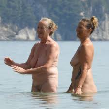 Omas heimlich beim FKK fotografiert - Oma Porno Foto