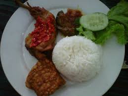 Ayam penyet (javanese for smashed fried chicken) is indonesian — more precisely east javanese cuisine — fried chicken dish consisting of fried chicken that is smashed with the pestle against mortar to make it softer, served with sambal, slices of cucumbers, fried tofu and tempeh. Review Of Ayam Penyet Wong Solo By Dorry Sweetie Openrice Malaysia