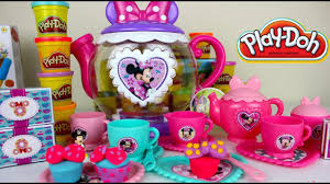 Crea los platos más espectaculares, haz y decora los cupcakes más deliciosos, o cocina los postres más deliciosos para tus clientes. Play Doh Juego De Te De Minnie Mouse Cocinita De Juguete Para Ninas Youtube