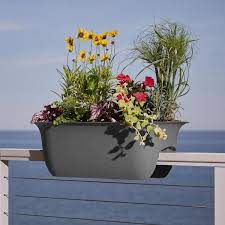 This sturdy deck planter has a clever design so it can rest securely on a 2×4 or 2×6 deck railing or sit on a patio, porch or deck floor without tipping. Bloem Modica 26 In Charcoal Grey Plastic Deck Rail Planter Mr24908 The Home Depot