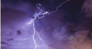 Waspada potensi hujan yang dapat disertai kilat atau petir dan angin kencang pada siang dan sore hingga malam hari di wilayah kabupaten bogor, kota. Cuaca Buruk Hujan Lebat Hingga Esok