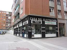 Famoso por las colas que forman su clientela y por ofrecer bajos. La Casa Del Electricista Barakaldo