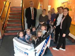 Ubergabe Kinderbus An Die Kita Abenteuerland Raiffeisen Volksbank Oder Spree Eg