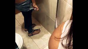 اوسخ سكس مصرى هتشوفه زانق البت فى حمام الكباريه و فاشخ كسمها ايوه كده دخله  كله انا هااايجة اوى - XNXX.COM
