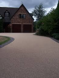 Home Logic Are Leading Suppliers Of Stunning Resin Based Driveways Dedicated To Providing Hard Wearin Driveway Landscaping Driveway Design Front Garden Design