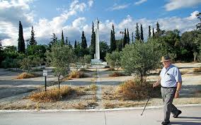 Σήμερα περικλείεται από τις οδούς αλεξάνδρας, μαυρομματαίων, ευελπίδων, μουστοξύδη, μπούσγου και βαλτινών. Pedion Toy Arews Giati Den Egine Hyde Park H Ka8hmerinh