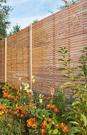 Neugierige Blicke Von Nachbarn Und Passanten Passen Zu Diesem Hubschen Zaun Blicke Dies Backyard Fence Decor Backyard Garden Layout Garden Design Layout