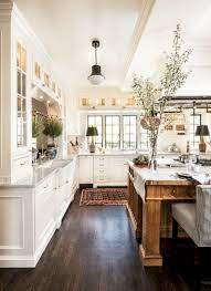 Modern silhouettes combined with classical elements result in a timeless collection that rises above passing trends. Pamela Reif Pamelareif1 Profil Pinterest
