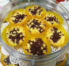 Pertama , menggunakan hand mixer pada kelajuan sederhana, pukul sehingga kembang butter dan gula halus. Biskut Sarang Semut Food Drinks Packaged Instant Food On Carousell
