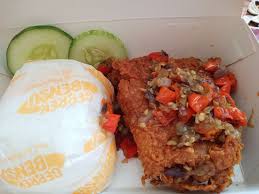 Jika kamu bukan penggemar makanan pedas, jangan langsung mencoba ke level paling tinggi, kuatirnya malah sakit perut dan. Sambel Embe Review Jajan Rekomen Di Restoran Geprek Bensu Rawamangun