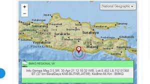 Sebuah rumah milik warga ambruk, setelah. Siang Ini Gempa Baru Saja Terjadi Di Blitar Jatim Pusat Lindu Ada Di Laut Selatan Tribun Jabar
