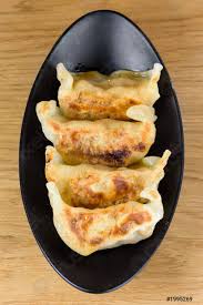 Maybe you would like to learn more about one of these? Gyoza Ravioli Giapponesi Alla Griglia Serviti Su Un Piatto Nero Foto D Archivio Crushpixel
