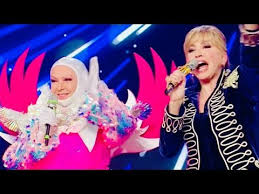 Orietta berti svela i segreti di il cantante mascherato è stata lei la prima artista a essere smascherata nel nuovo show di milly carlucci in onda il venerdì sera su raiuno orietta berti con la. Il Cantante Mascherato Orietta Berti Eliminata L Unicorno E Stato Smascherato 1 Puntata 10 01 20 Youtube
