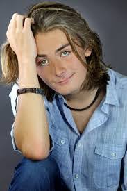 Della Lovell's Instagram, Twitter & Facebook