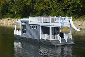 In addition, the lake is serviced by 14 full service commercial marinas that offer modern lodging and cabins, houseboat. Floating Cabin Rates And Details Official Visitor Information Site Lake Cumberland Tourist Commission