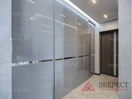 дизайн комнаты 12 кв м с диваном и шкафом купе Shkaf Kupe S Tremya Dveryami Dizajn Shkafa Dvercy Garderoba Dizajn Koridora