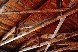 I soffitti in legno sono tipici delle case arredate in stile rustico, è vero. Soffitto In Legno Come Sbiancare Le Travi A Vista