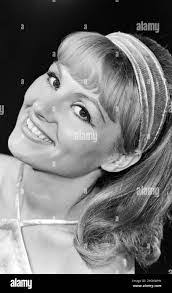 Frieda Simons's Instagram, Twitter & Facebook