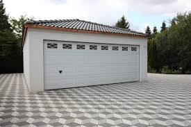 So findet jeder sein individuelles garagenfenster. Grossraumgarage Aus Beton Die Besonders Breite Garage