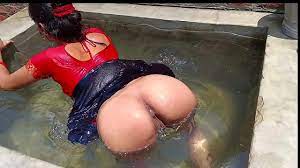 xnxx 18 year old Indian desi girl outdoor open nude bathing