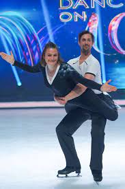 Gastgeber guido maria kretschmer wird die stars auf ihrem mutigen weg bis zur großen show begleiten. Dancing On Ice Nadine Angerer Darf Sich Nicht Verletzten Promiflash De