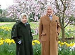 Come da tradizione britannica anche quest'anno la regina elisabetta ii festeggerà il suo compleanno, il secondo sabato di giugno, con la parata trooping the colour, sfilata della. Regina Elisabeta È™i PrinÈ›ul Charles MarcheazÄƒ PaÈ™tele Cu Imagini Rare Stirileprotv Ro