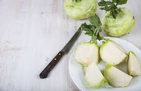 Il sedano rapa è perfetto stufato insieme a carne o verdure o come vellutata. Cavolo Rapa 3 Ricette Cure Naturali It