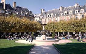 Retrouvez toute l'actualité vosgienne, ainsi que de nombreuses émissions culturelles, politiques, ou encore économique. Place Des Vosges Vogesenplatz In Paris Paris Mal Anders