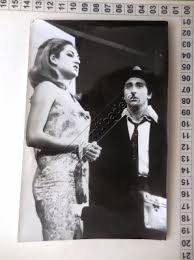 74 adet şiirden oluşan şiirim geldi bırakın beni isimli bir albümü var. Fotograf Tiyatro Mujdat Gezen Genclik Yillarinda Sahnede Sb Foto Moda Muzayede