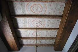 Controsoffitto Realizzato In Abete Antico Con Motivi Decorativi Tardo Cinquecenteschi I Decori E La Lac Soffitto A Cassettoni Controsoffitto Soffitti In Legno