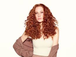 In questo sito trovi un sacco di consigli, spunti e tecniche per valorizzare i tuoi ricci come nessuno ha mai fatto! Capelli Ricci Lunghi I Tagli Piu Belli Da Indossare Con I Nostri Consigli The Wom Beauty