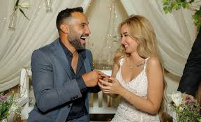 داعب النجم أحمد فهمى عروسته هنا الزاهد أمام حضور حفل زفافه أمس الأربعاء والذى. Ø®Ø§Øµ Ù‡Ù†Ø§ Ø§Ù„Ø²Ø§Ù‡Ø¯ ÙˆØ²ÙˆØ¬Ù‡Ø§ ÙÙŠ Ù…Ø³Ù„Ø³Ù„ Ø¬Ø¯ÙŠØ¯ Ø±ÙˆØªØ§Ù†Ø§ Rotana