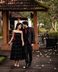 Ideas For Couple Portraiture Wearing Matching Clothes Pre Wedding Photoshoot Outfit Wedding Photoshoot Poses Couple Photoshoot Poses